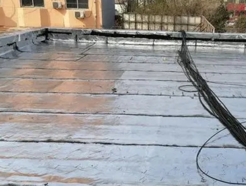 红旗卫生间漏水维修公司分享下红旗屋面楼顶防水刚性防水层施工要点。